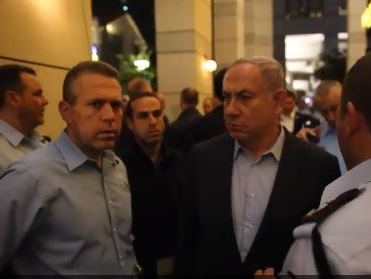 Der Minister für Innere Sicherheit, Gilad Erdan, und Ministerpräsident Benjamin Netanyahu am Ort des Anschlags